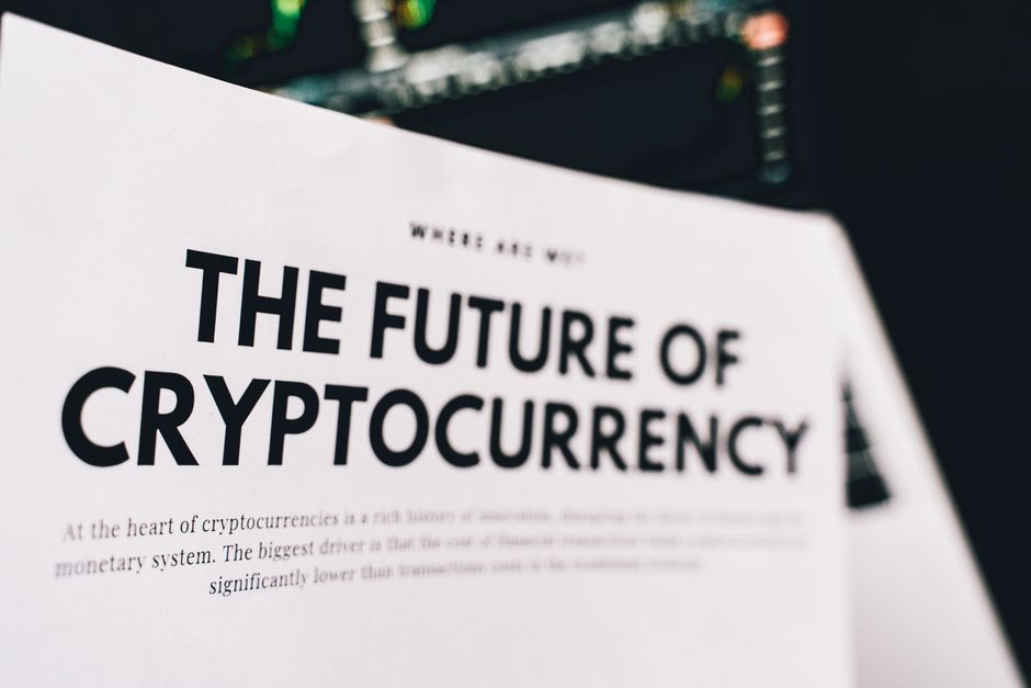 Een moderne blockchain visualisatie die de verbinding tussen fintech en app-ontwikkeling weergeeft.