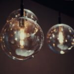 Un élégant luminaire suspendu moderne dans un salon contemporain, illuminant l'espace avec style.