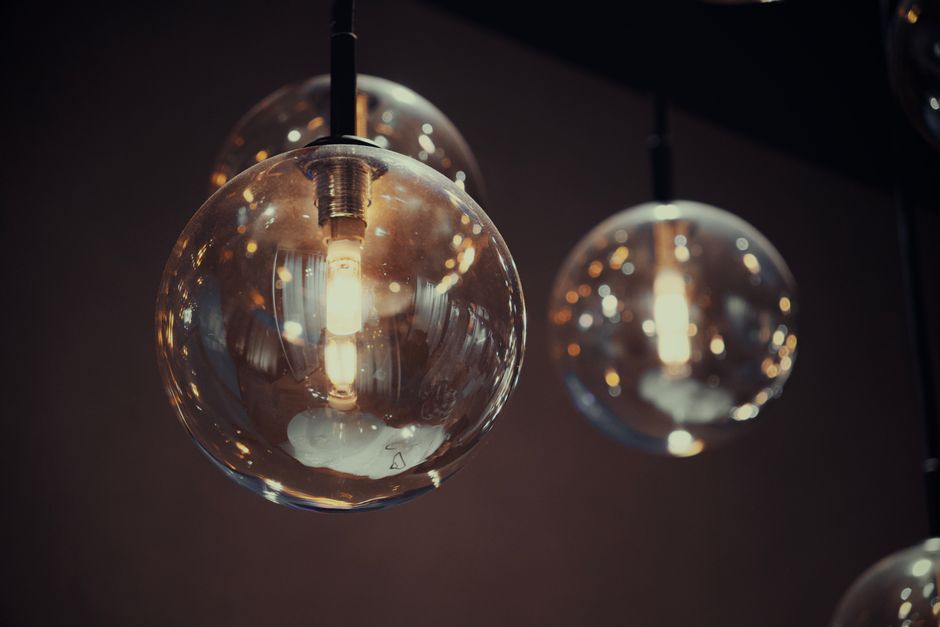 Un élégant luminaire suspendu moderne dans un salon contemporain, illuminant l'espace avec style.