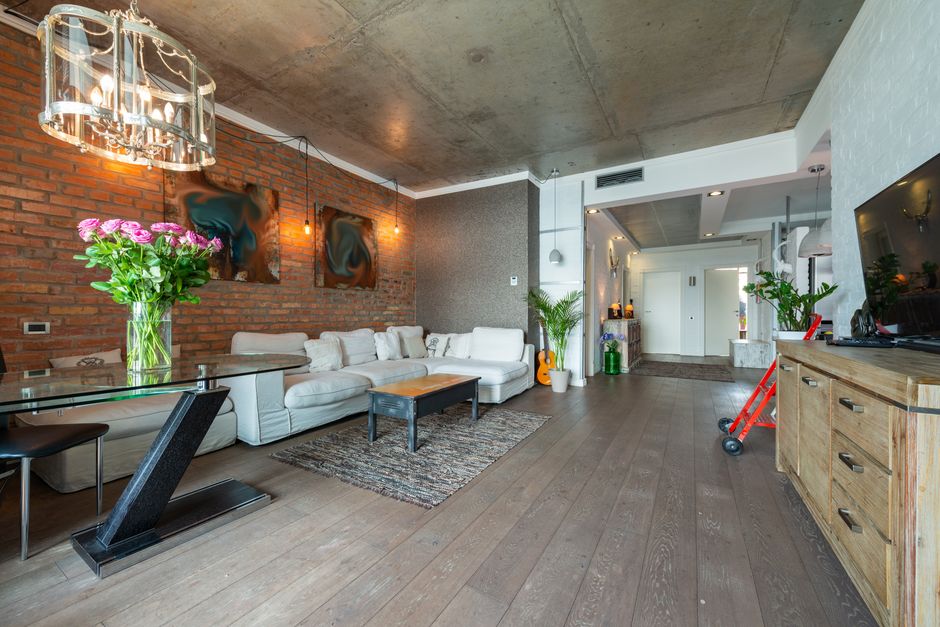 Robuuste industriële salontafel in een moderne woonkamer met stijlvolle decoratie